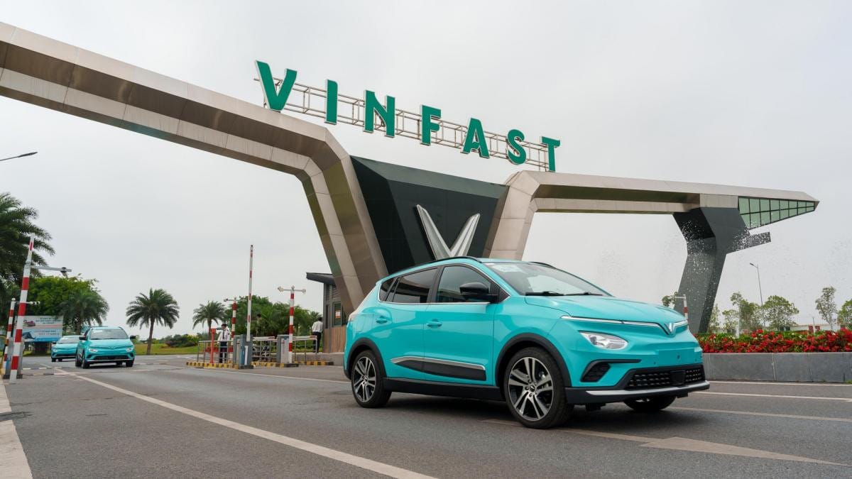 Giao diện màn hình hiển thị số tổng đài taxi VinFast và thông tin liên hệ.