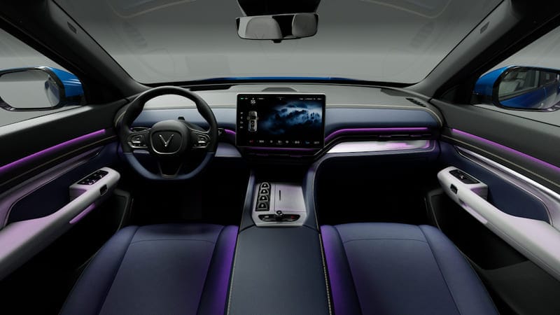 Giao diện Smart Service trên màn hình trung tâm của VinFast VF 9, hiển thị các tiện ích thông minh, hỗ trợ chủ xe tối ưu hóa trải nghiệm di chuyển.