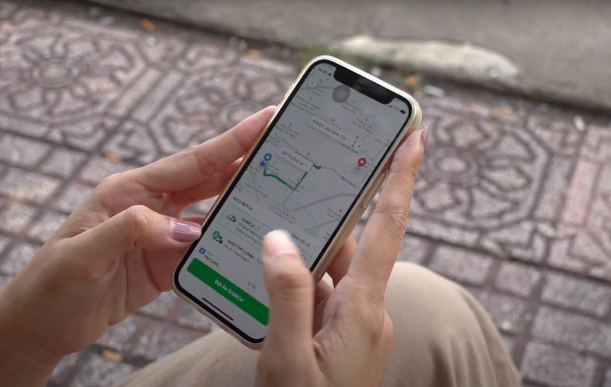 Giao diện ứng dụng GrabCar 4 chỗ hiển thị thông báo giá cao