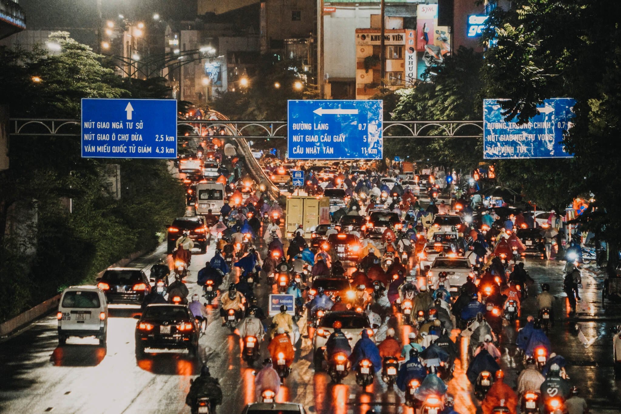 Giao thông đông đúc và hình ảnh các biển báo giao thông tại Việt Nam