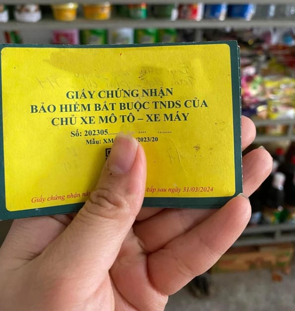 Giấy chứng nhận bảo hiểm trách nhiệm dân sự xe máy, minh họa tác dụng pháp lý và tầm quan trọng của loại giấy tờ này.