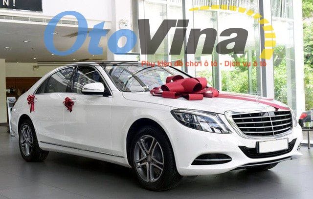 Giấy tờ xe, hợp đồng cho tặng xe ô tô và căn cước công dân trên bàn làm việc