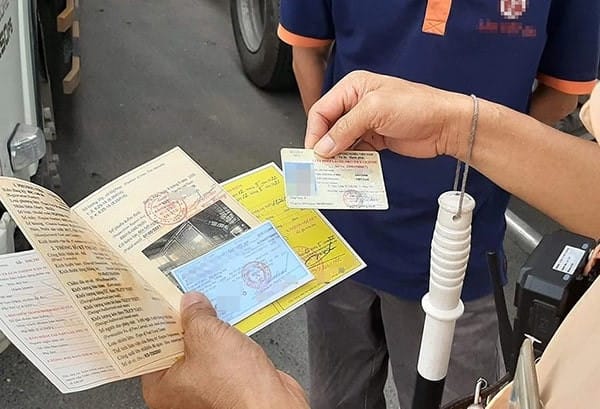 Giấy tờ xe ô tô cần thiết khi lưu thông, hỗ trợ app tra cứu biển số xe