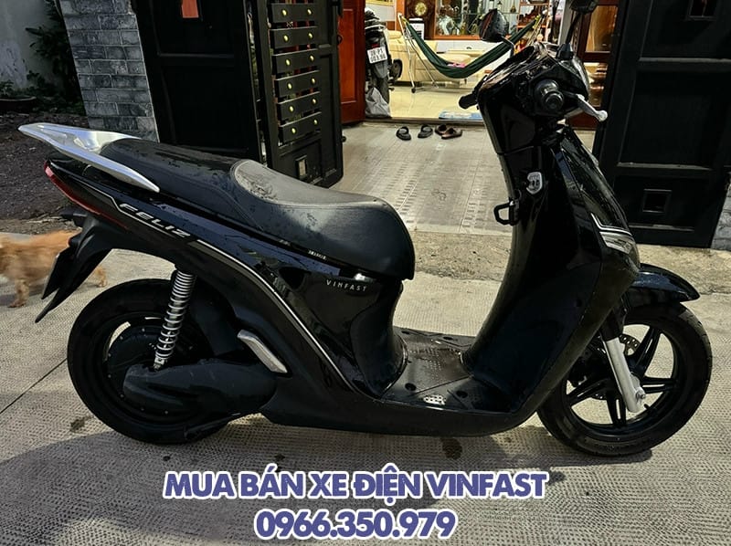 Góc cận cảnh một chiếc xe điện VinFast cũ đang được kiểm tra kỹ lưỡng tại TP.HCM