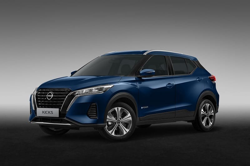 Góc nghiêng thân xe Nissan Kicks E-Power màu xanh lá nổi bật, đại diện cho phân khúc xe gầm cao 4 chỗ tiết kiệm nhiên liệu.