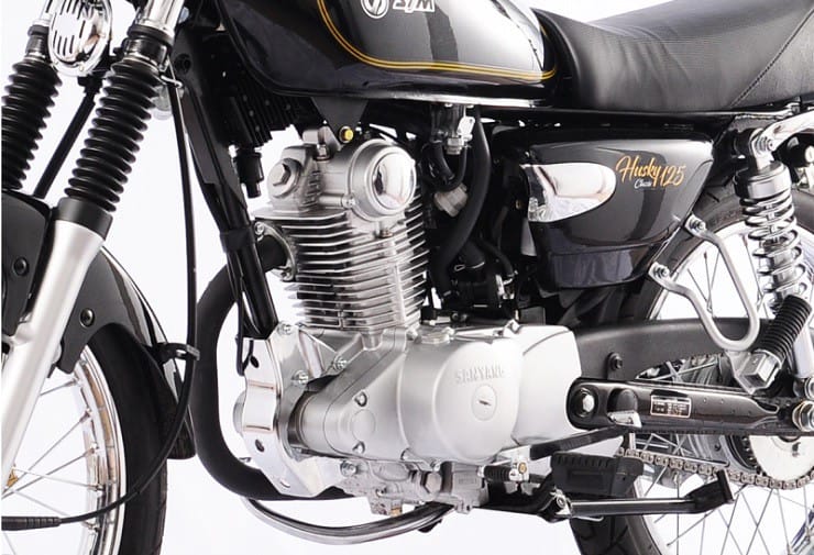 Góc nhìn bên hông chiếc SYM Husky Classic 125 màu đen bóng, tôn vinh nét cổ điển
