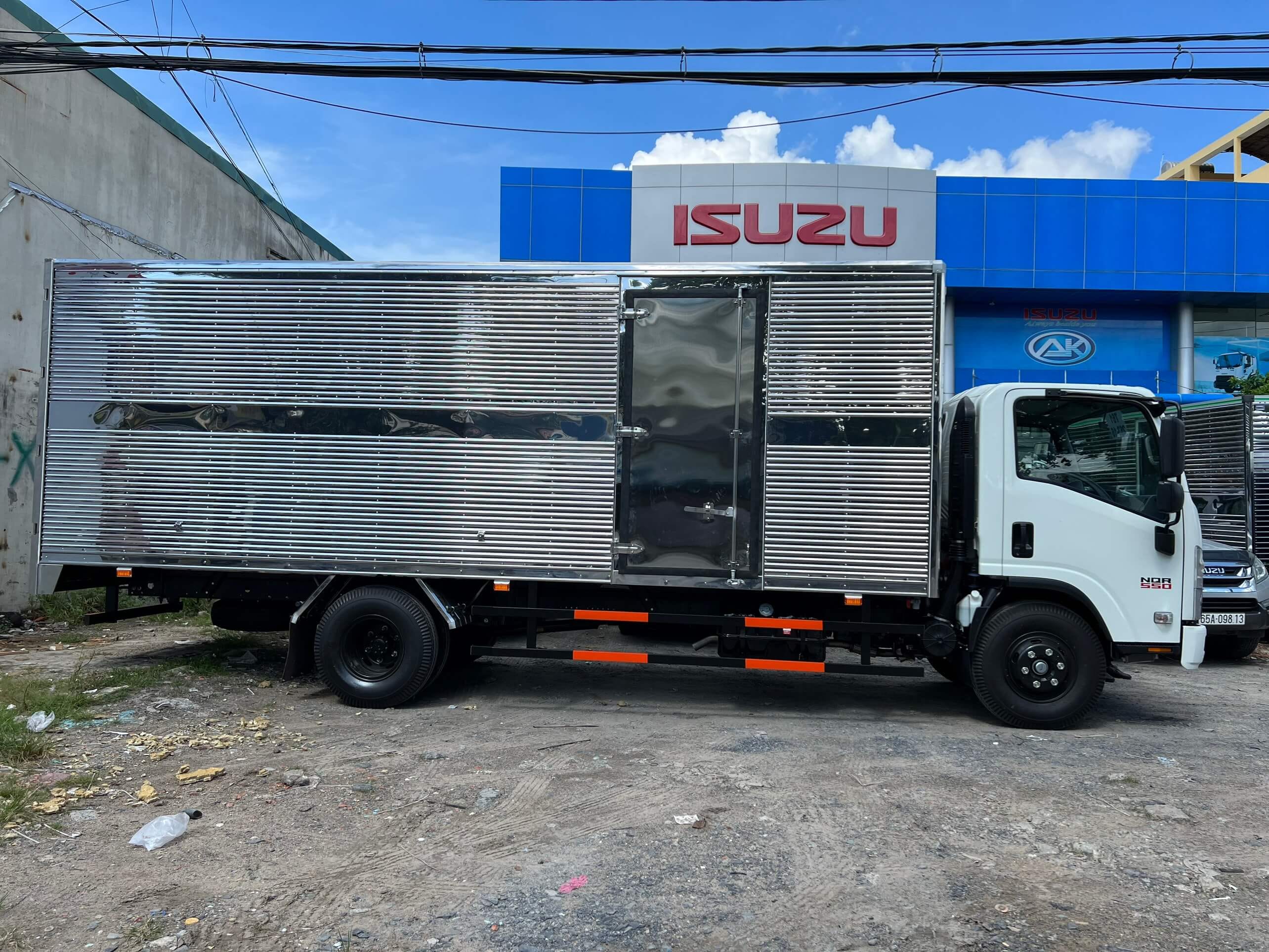 Góc nhìn bên hông thùng kín xe tải Isuzu 5 tấn NQR 550