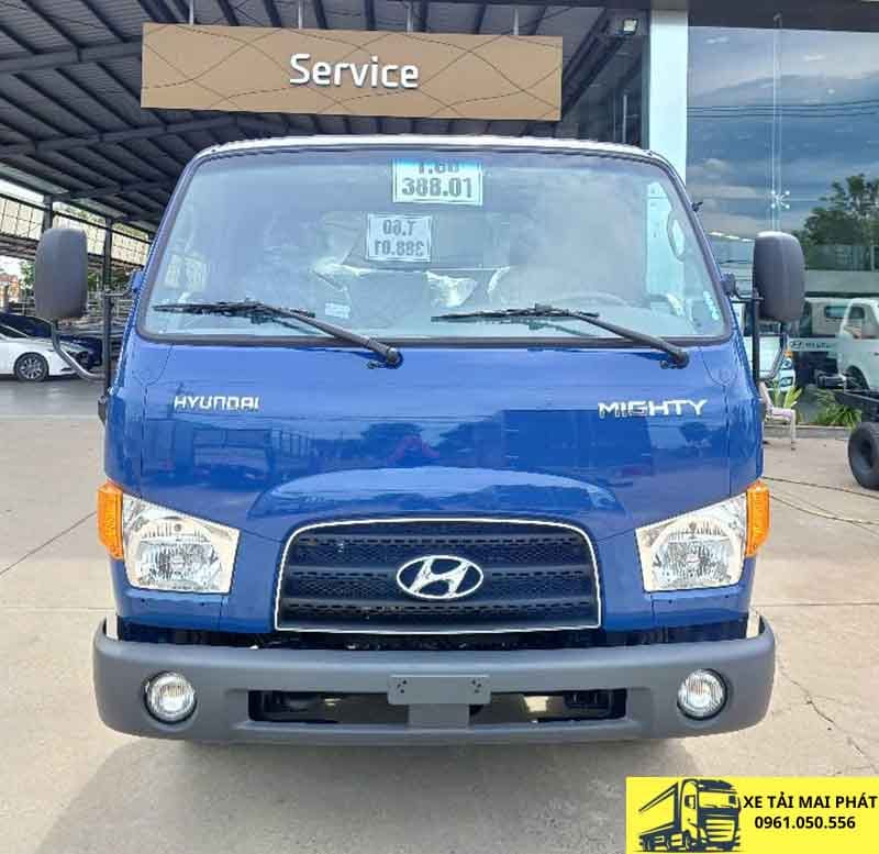 Góc nhìn cận cảnh mặt trước xe tải Hyundai 3 5 tấn W750L với cụm đèn pha và lưới tản nhiệt ấn tượng.