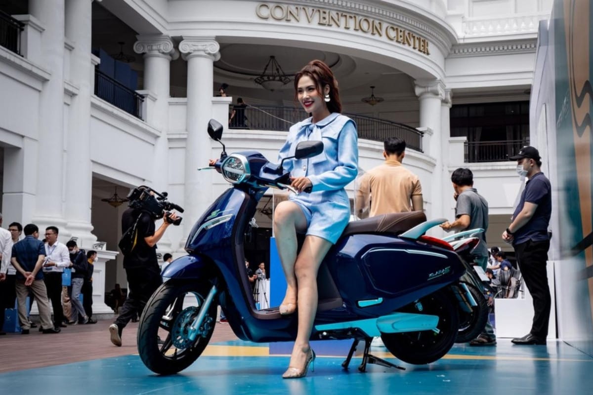 Góc nhìn cận cảnh mẫu xe máy điện VinFast Klara S màu xanh đậu trên vỉa hè Hà Nội