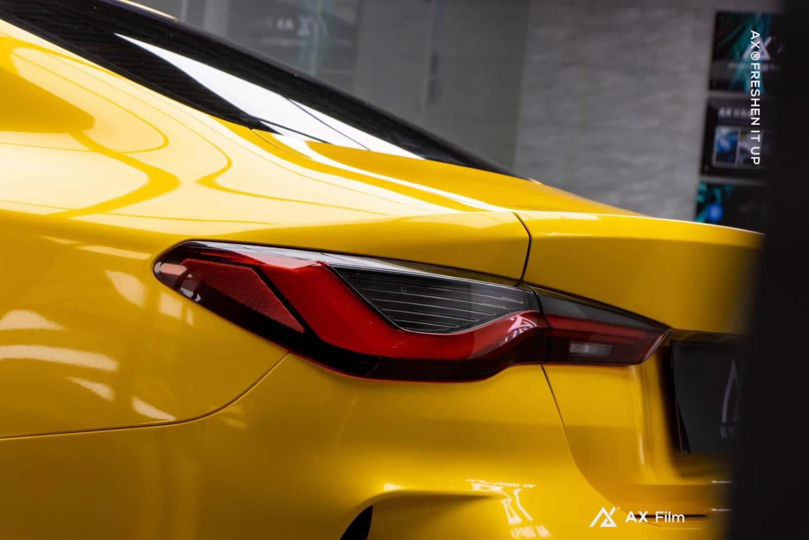 Góc nhìn cận cảnh xe BMW màu vàng ánh kim, phù hợp với người sinh tháng 6 thuộc cung Song Tử