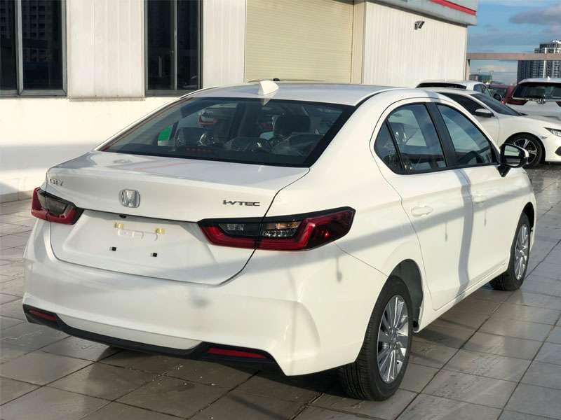 Góc nhìn cạnh đuôi xe Honda City G màu trắng qua ảnh xe ô tô