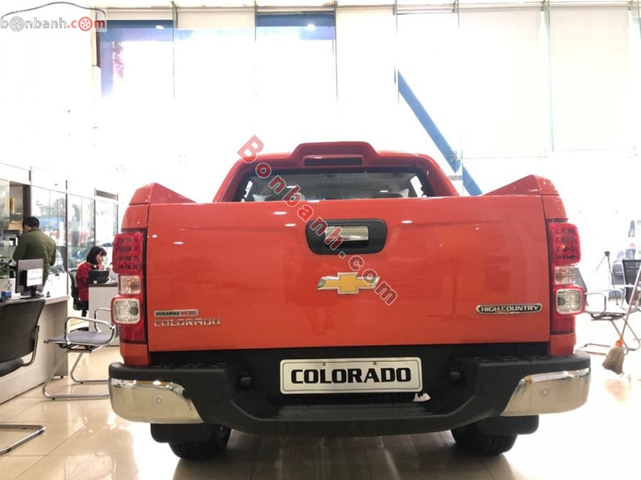Góc nhìn đuôi xe bán tải Chevrolet Colorado với cụm đèn hậu LED và cản sau thể thao