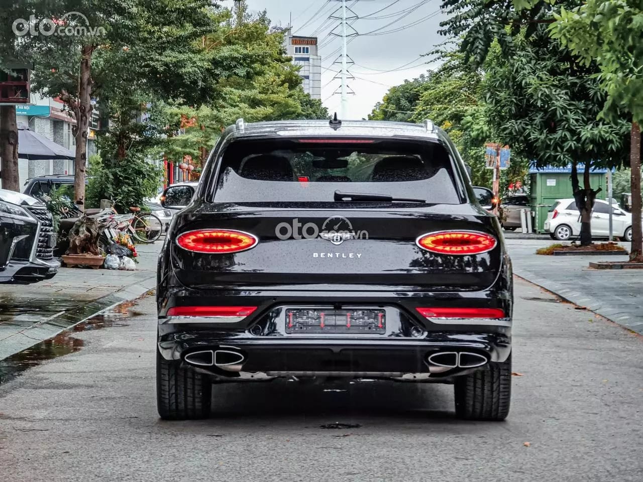 Góc nhìn đuôi xe Bentley Bentayga mới