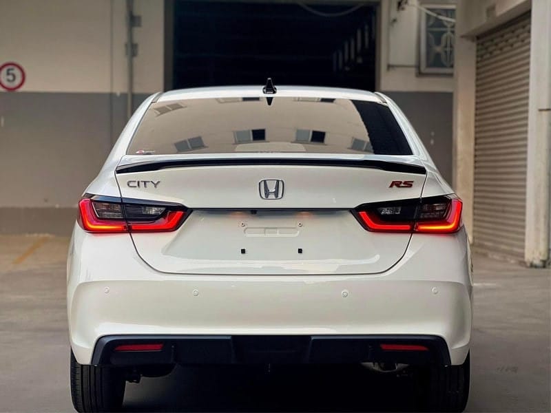 Góc nhìn đuôi xe của hình ảnh xe ô tô Honda City RS màu trắng 2025