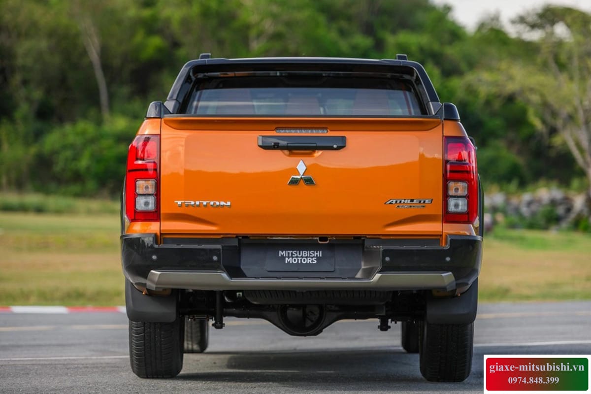 Góc nhìn đuôi xe của Mitsubishi Triton 2025 với thiết kế thùng hàng tiện dụng
