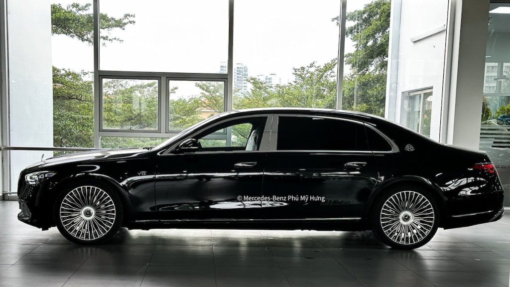 Góc nhìn ngang của Maybach S680 4Matic, thể hiện chiều dài cơ sở vượt trội và thiết kế thanh lịch