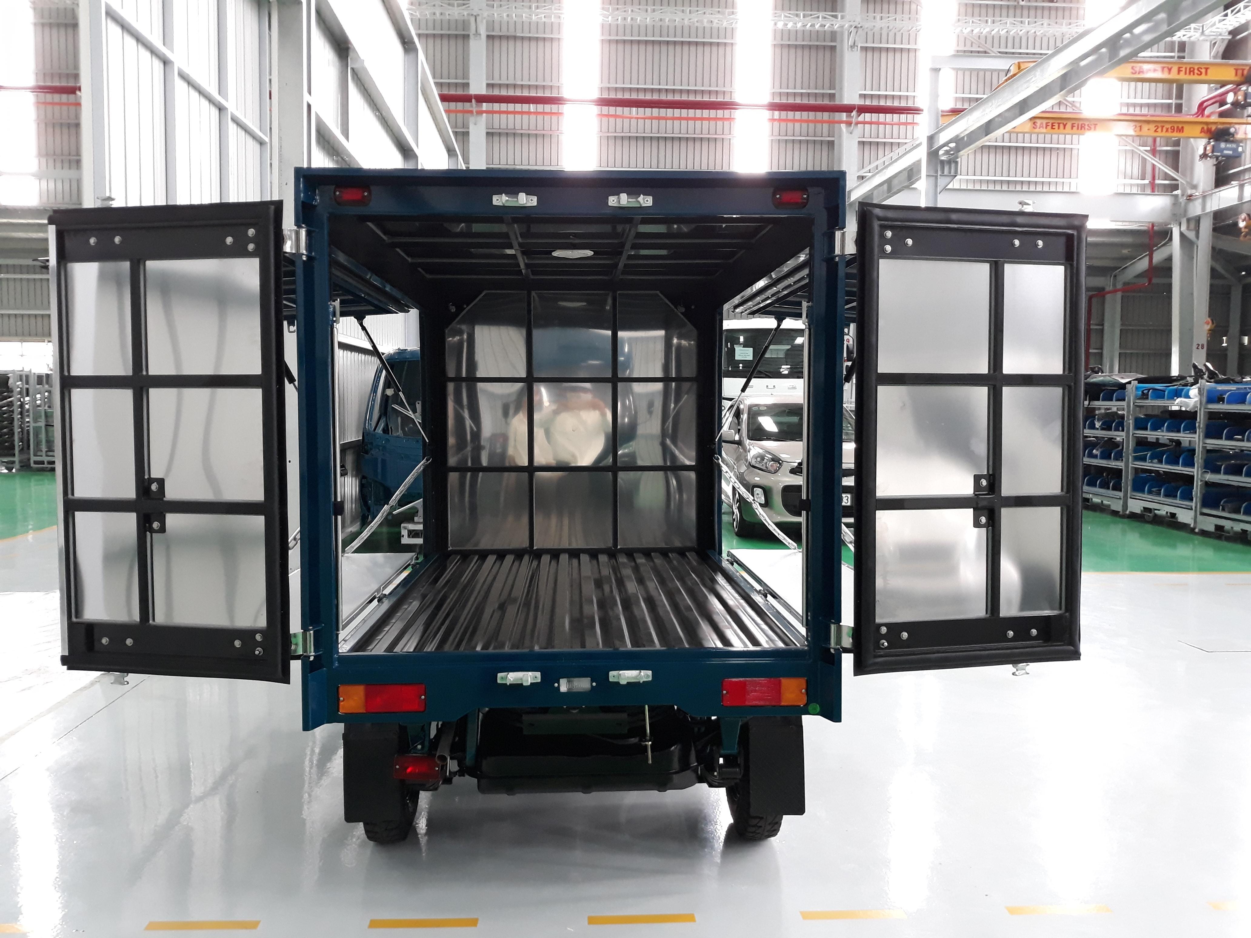 Góc nhìn ngang của mô hình xe tải Thaco Towner 800 bán hàng lưu động
