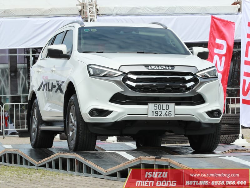 Góc nhìn phía sau của Isuzu mu-X 7 chỗ, tôn lên sự mạnh mẽ và sang trọng xứng tầm với giá xe.