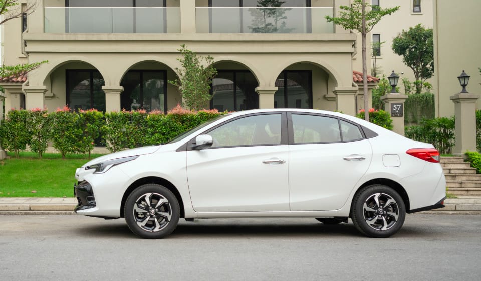 Góc nhìn phía sau của xe 4 chỗ Vios, thể hiện đường nét hiện đại và cụm đèn hậu LED.