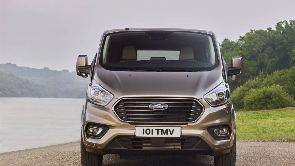 Góc nhìn phía trước của ford tourneo 9 chỗ nổi bật trên đường
