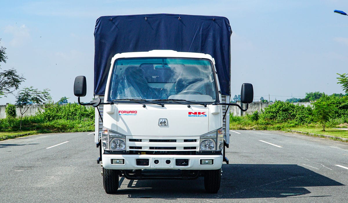 Góc nhìn phía trước của mô hình xe tải Isuzu VM NK650