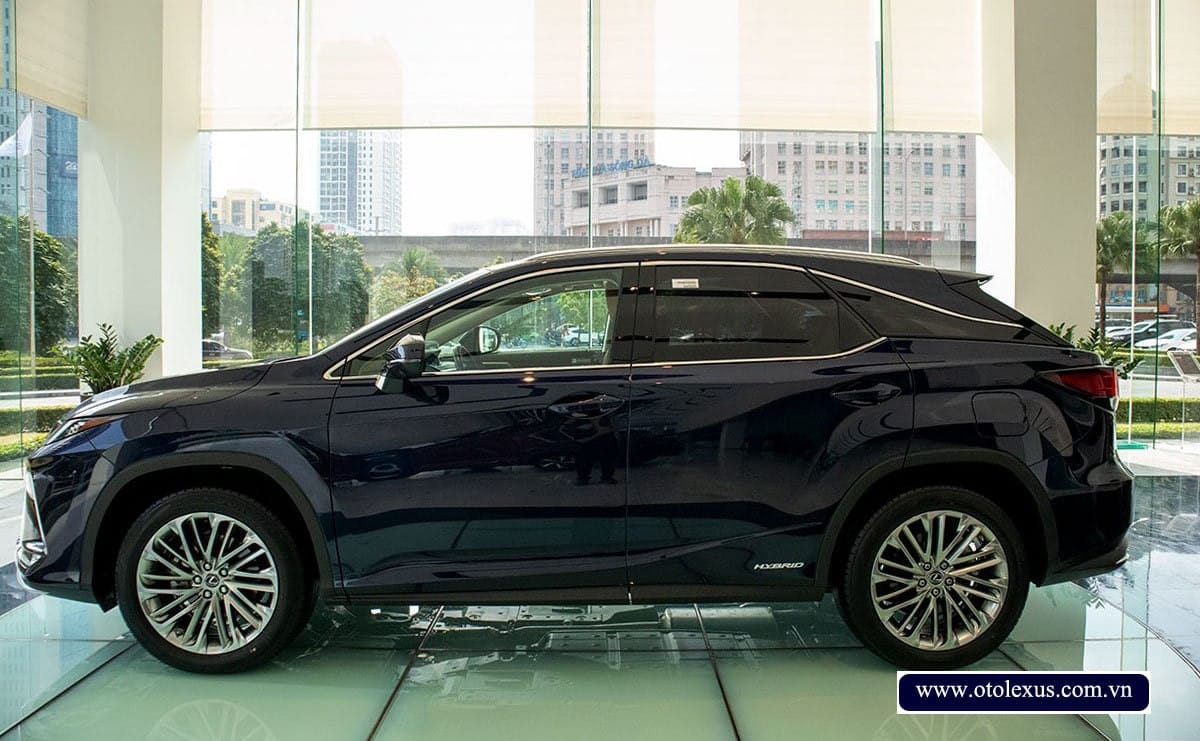 Góc nhìn phía trước của một chiếc SUV cao cấp Lexus, liên quan đến chủ đề Lexus LX450 giá bao nhiêu.