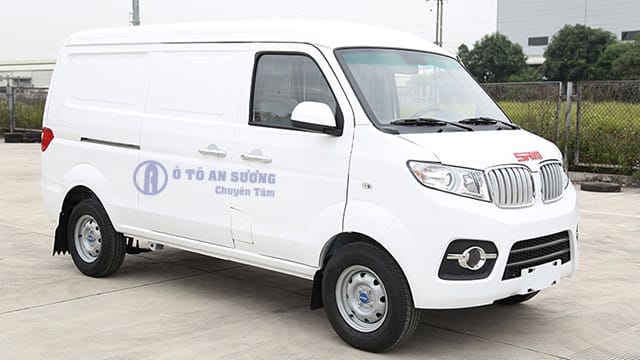 Góc nhìn phía trước của xe van SRM X30 1000kg