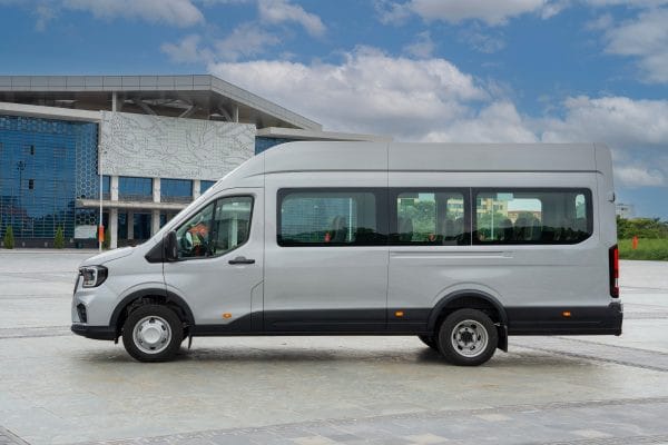 Góc nhìn thân xe Ford Transit