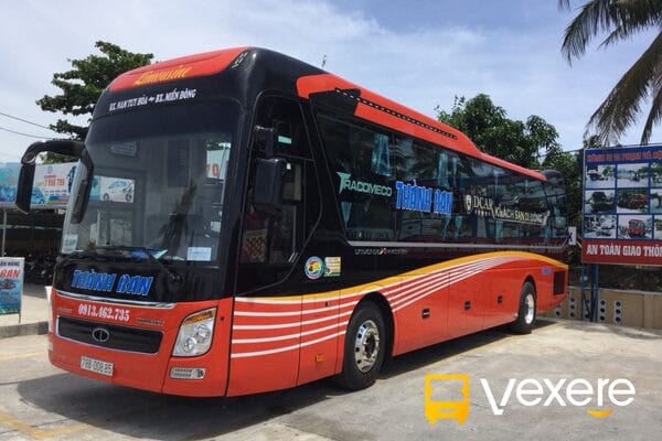 Góc nhìn toàn cảnh bên trong bến xe liên tỉnh Phú Yên, thể hiện sự nhộn nhịp và quy củ