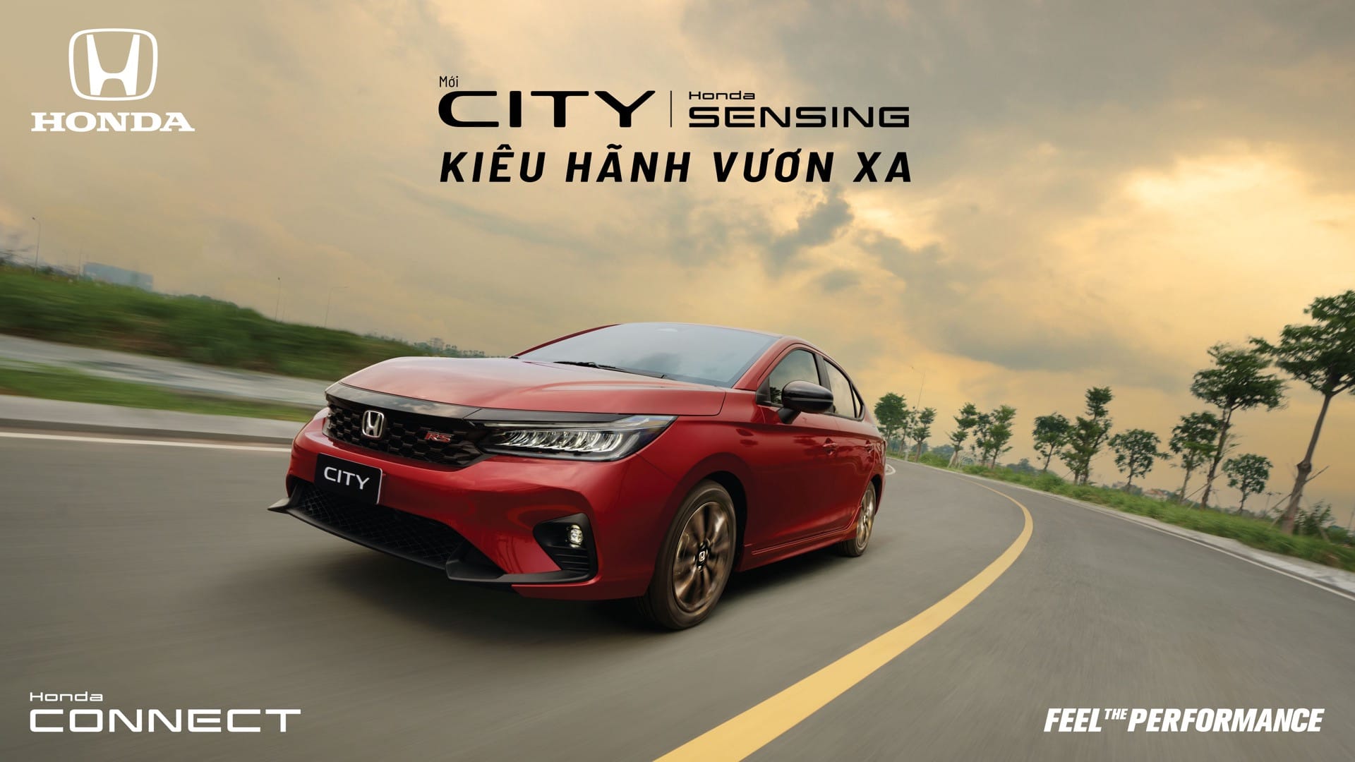 Góc nhìn tổng thể Honda City 2023 màu trắng đang di chuyển trên đường