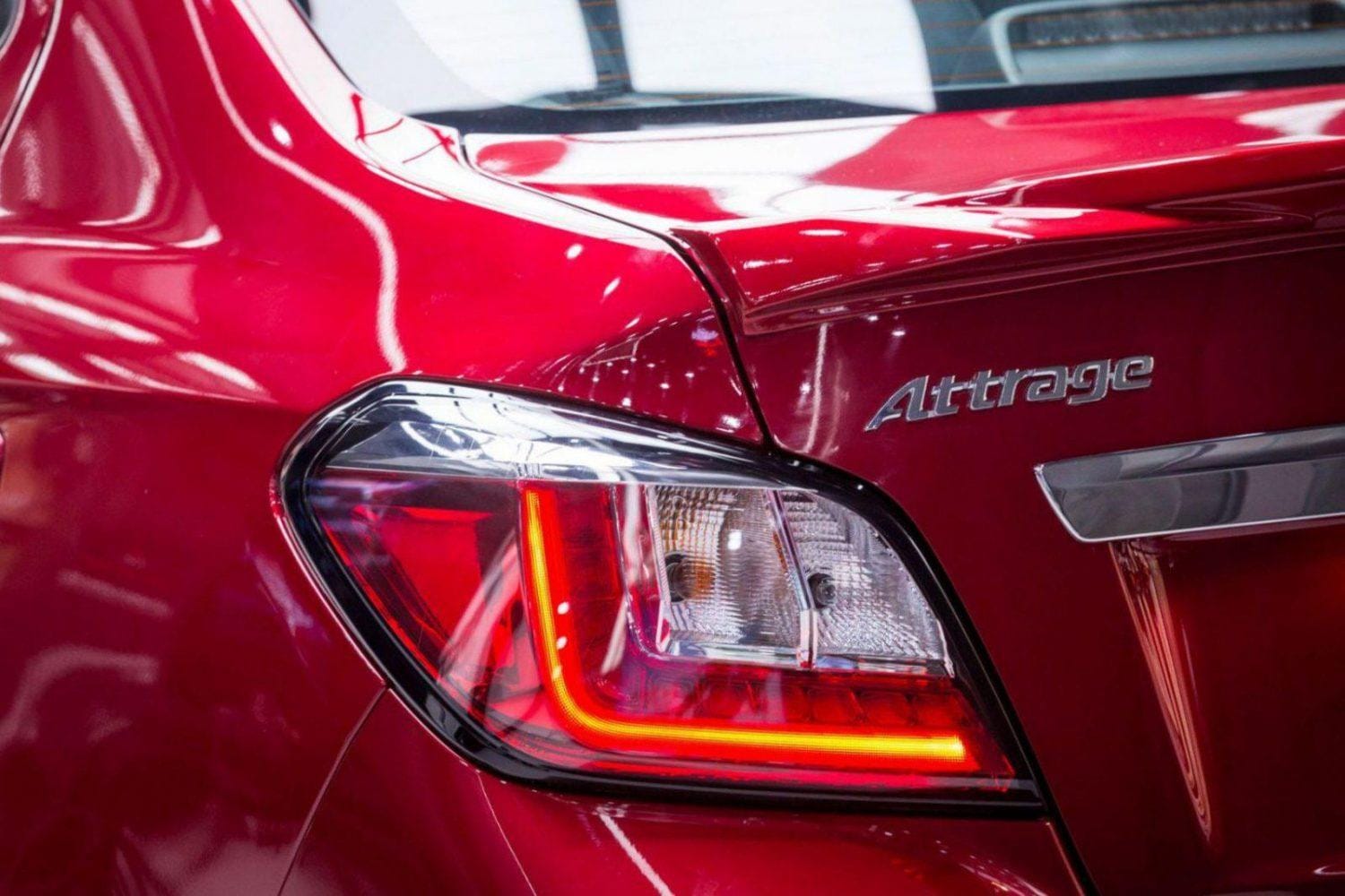 Góc nhìn tổng thể Mitsubishi Attrage màu trắng