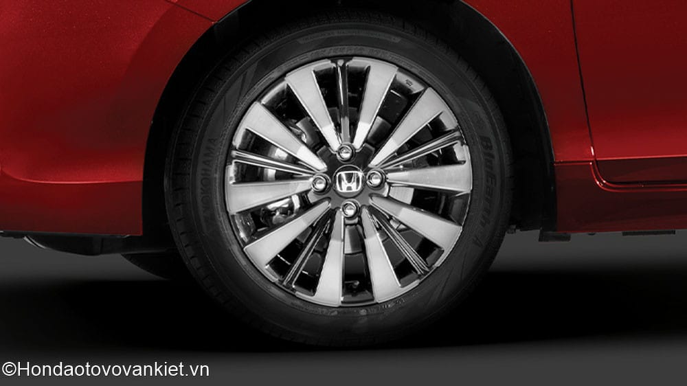 Góc nhìn tổng thể thân xe Honda City màu đỏ với la-zăng đa chấu thể thao