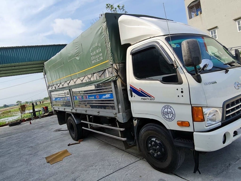 Góc nhìn tổng thể xe tải Hyundai HD700 7 tấn cũ thùng mui bạt, thường thấy trong các giao dịch mua bán xe tải đã qua sử dụng