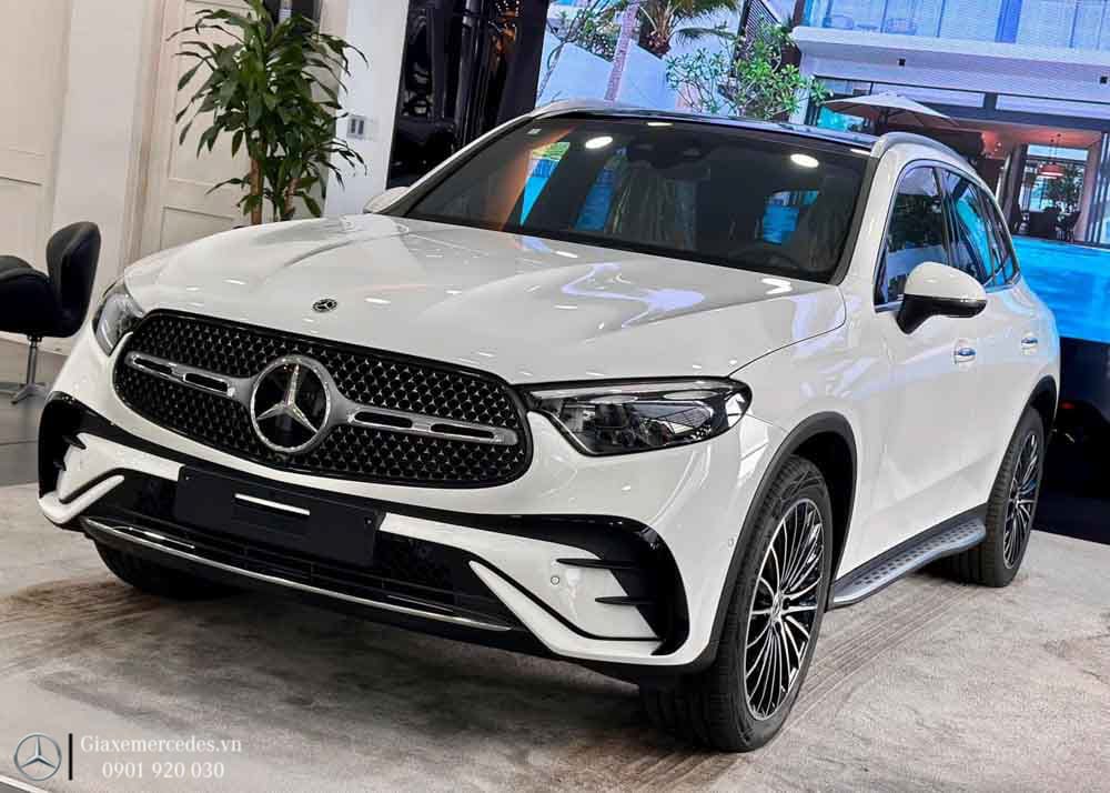 Góc xéo đầu xe Mercedes GLC 300 4Matic 2023, thể hiện sự mạnh mẽ và hiện đại