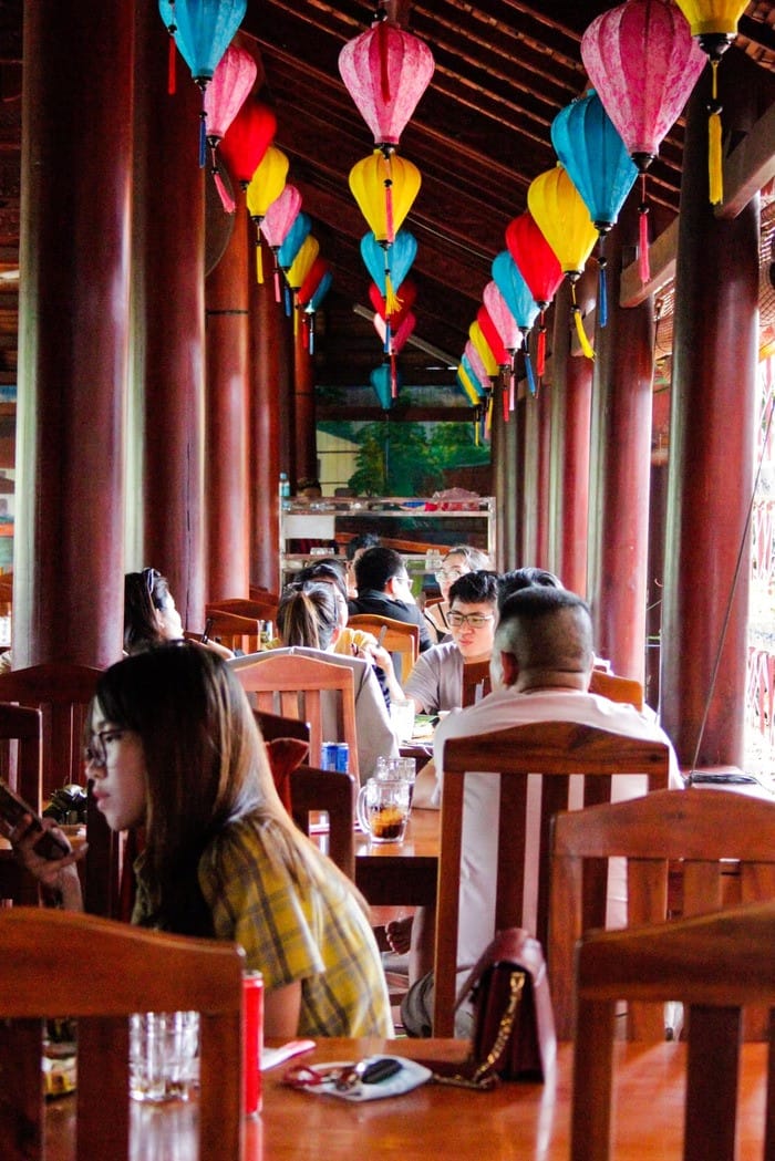 Gỏi gà trứ danh tại Bờ Kè Quán, một trong những quán ăn bình dương nổi tiếng