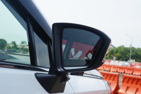 Gương chiếu hậu tích hợp cảnh báo điểm mù trên xe Veloz Cross 2023
