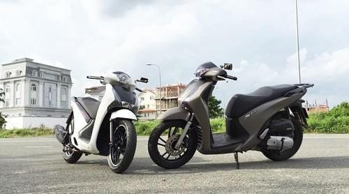 Hai chiếc xe Honda SH 125 và 150 đậu cạnh nhau, thể hiện sự sang trọng