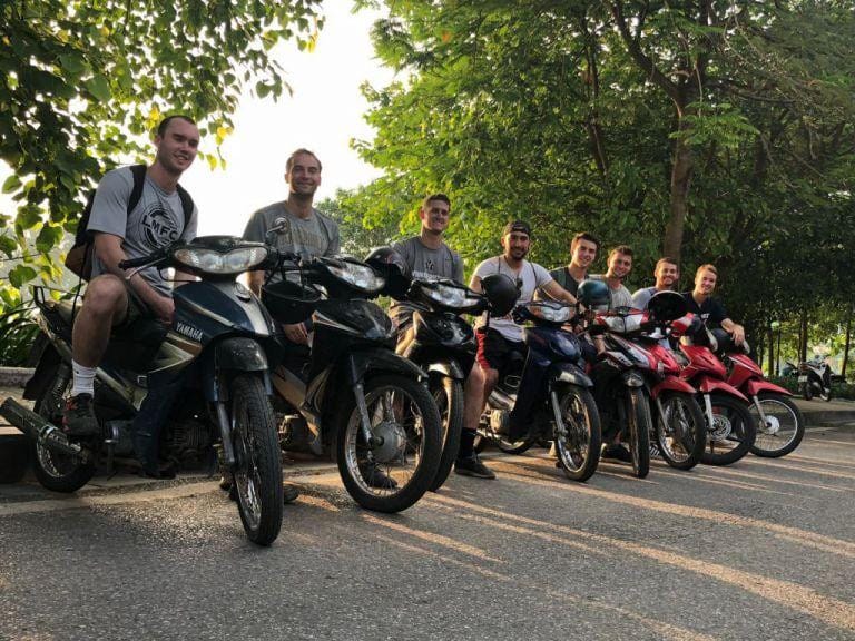 Hai chiếc xe tay ga màu trắng và đỏ đậu trên vỉa hè, sẵn sàng để khách thuê xe máy Vũng Tàu sử dụng