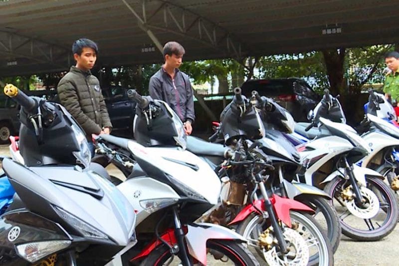 Hai kẻ trộm đang ăn cắp xe máy giữa đường phố TP.HCM