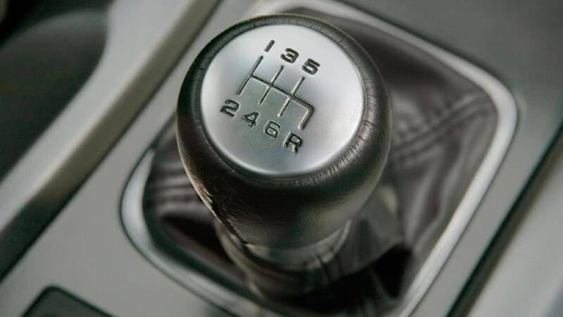 Hai xe trên đường, một chiếc có thể là xe bản MT và một chiếc xe bản AT
