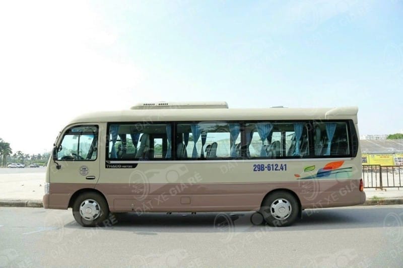 Hàng ghế bên trong xe du lịch 24 chỗ rộng rãi và sạch sẽ