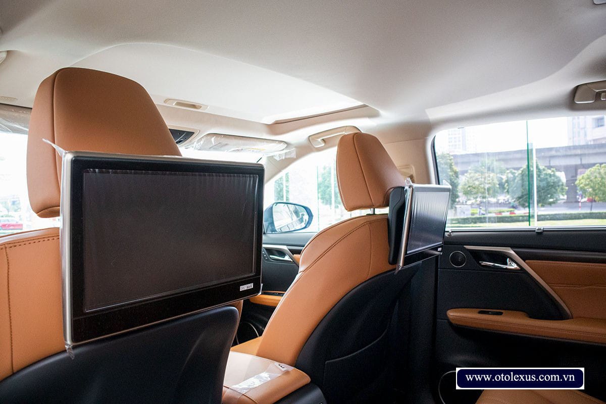 Hàng ghế bọc da cao cấp trong khoang lái của một chiếc SUV Lexus, liên quan đến giá thành của Lexus LX450.