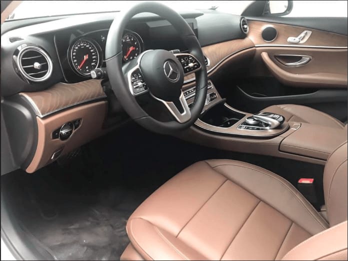 Hàng ghế sau của Mercedes E200