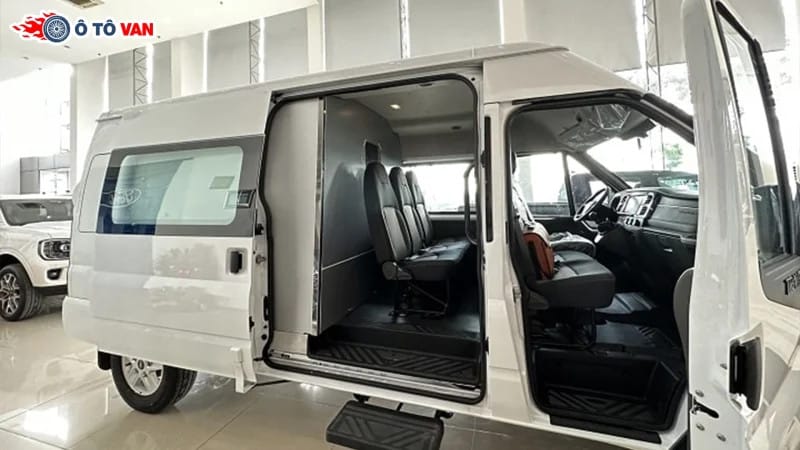 Hàng ghế sau của xe tải van Ford Transit 6 chỗ được bọc da cao cấp