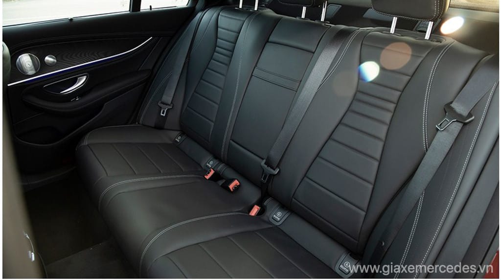 Hàng ghế sau E300 AMG