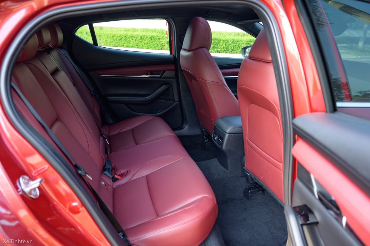 Hàng ghế sau rộng rãi của Mazda 3 Hatchback, bọc da cao cấp.