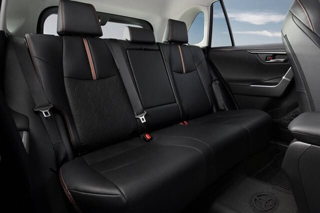 Hàng ghế sau rộng rãi của Toyota RAV4
