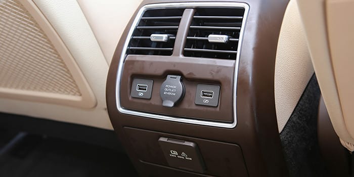 Hàng ghế sau rộng rãi của VinFast Lux A2.0, thể hiện không gian thoải mái nhờ chiều dài cơ sở lớn