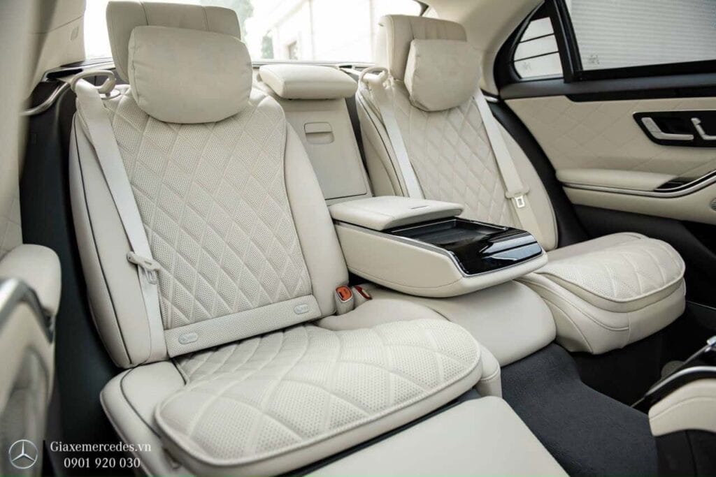 Hàng ghế sau rộng rãi, tiện nghi trên Mercedes S450 Luxury