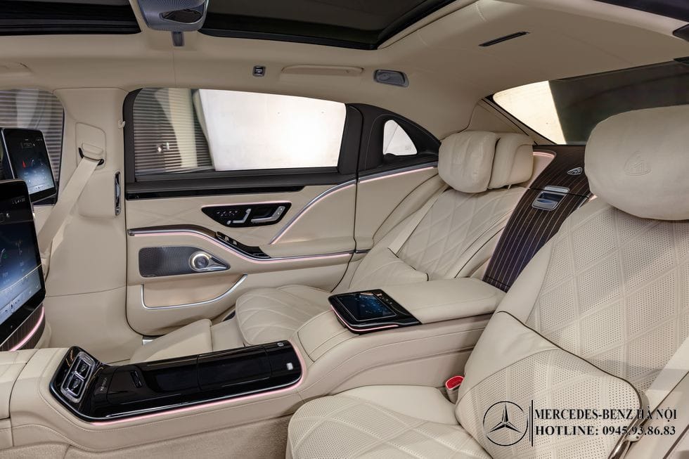 Hàng ghế sau siêu rộng rãi của Mercedes-Maybach S680 4MATIC với các tùy chỉnh ngả lưng, sưởi, thông gió và massage, mang đến trải nghiệm thư giãn tối đa.